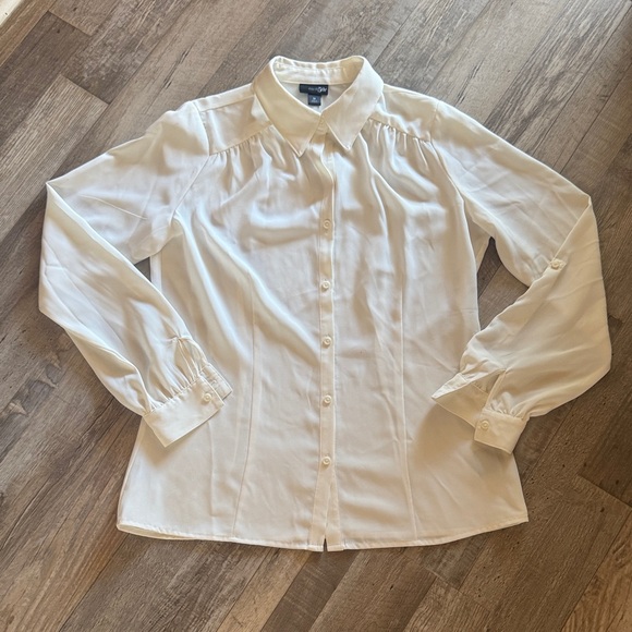 East 5th Tops - East 5th Classic White Button-Front Women's Blouse size M